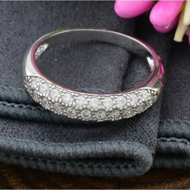Кольцо серебряное женское Узкий шик вставка белые фианиты вес 2.4 г размер 18