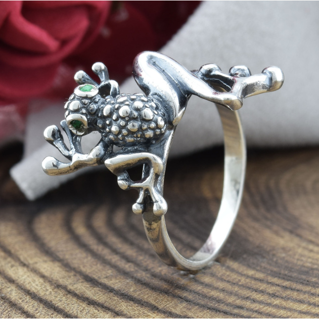 Кольцо серебряное женское Лягушка вставка зеленые фианиты вес 3.3 г размер 18.5