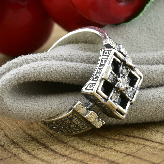 Серебряное кольцо Перстень с молитвой вставка белые фианиты 