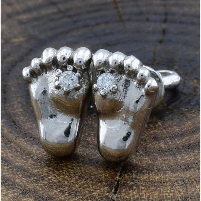 Серебряные серьги гвоздики Ножка малыша размер 11х6 мм вставка белые фианиты вес 1.20 г