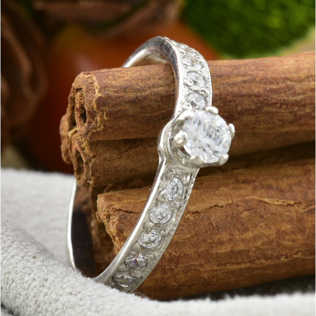 Кольцо серебряное женское Невеста вставка белые фианиты вес 2.19 г размер 19.5