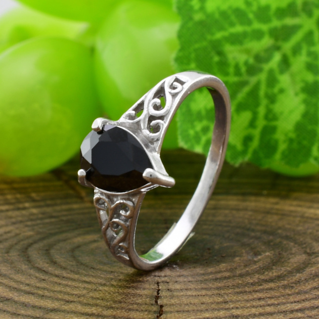 Кольцо серебряное женское Сабина вставка черные фианиты вес 2.11 г размер 18.5